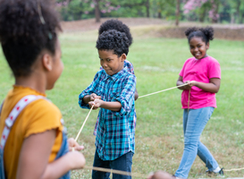 Speciale buiten-bso laat kinderen zelfs tijdens regenbuien buitenspelen Speciale buiten-bso laat kinderen zelfs tijdens regenbuien buitenspelen